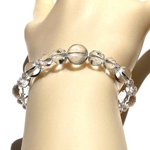 ✴️買い得　レア　逸品　高品質　透明感良く　白水晶　クリスタル　バングル　天然石A ✴️買い得 レア 逸品 高品質 透明感良く 白水晶 クリスタル バングル