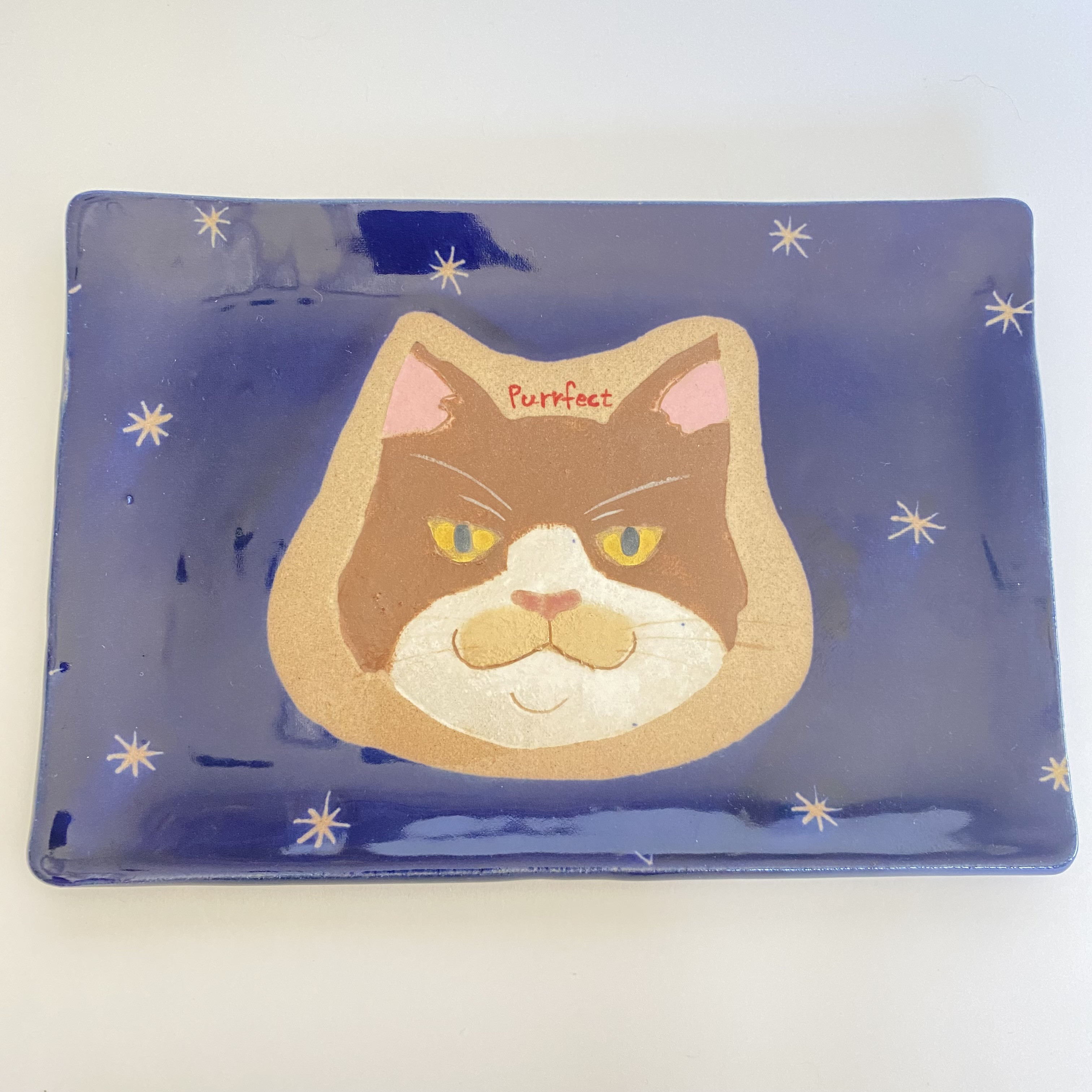 ねこの角皿「茶白はちわれねこ