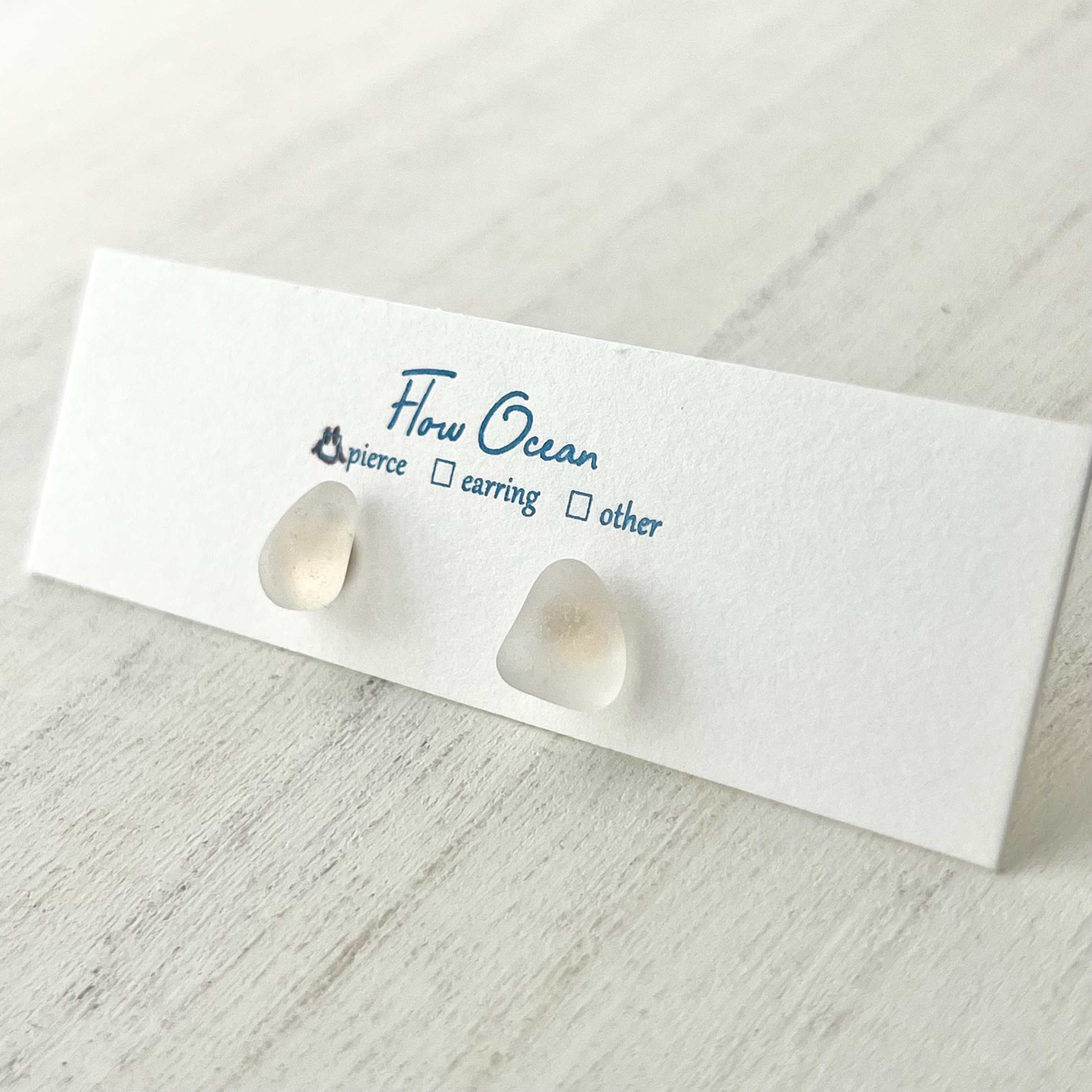 《14kgf》小さなホワイトシーグラスのスタッズピアス