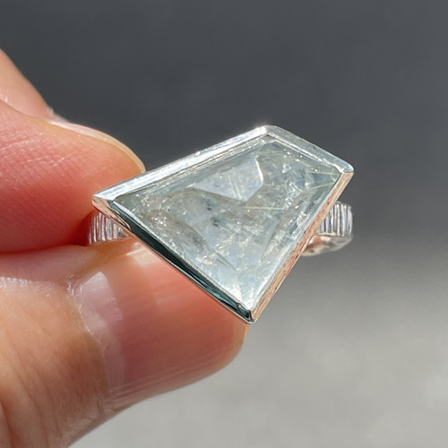 カイヤナイト × ルチルクォーツ ひんやり かっこいい 鋭角立体カット