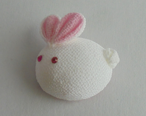 うさぎ　ちりめん細工　ブローチ ちりめん つまみ細工 ブローチ うさぎ ブローチ clover 通販 17829835