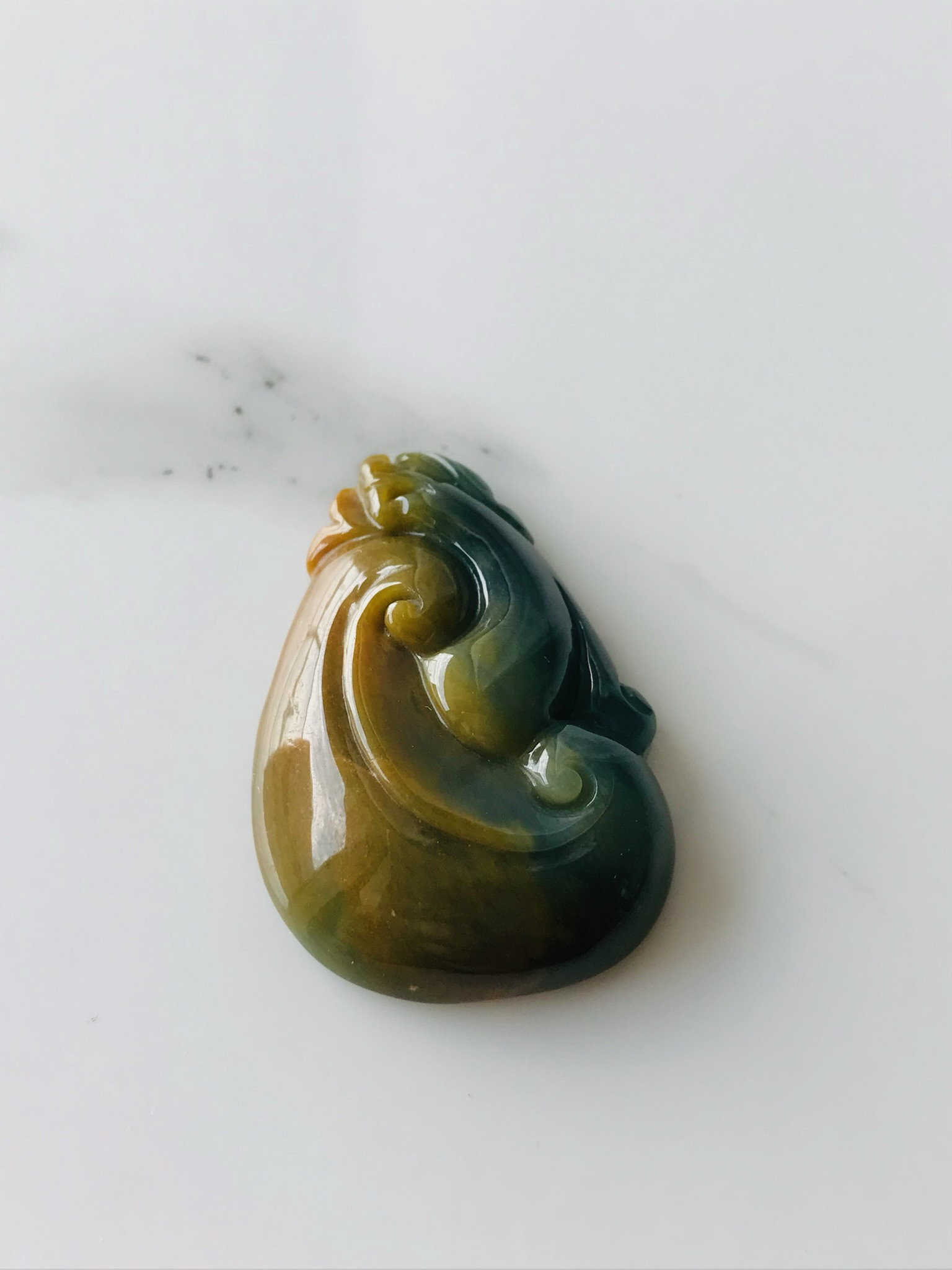 [P110-029］ ジェイド　JADE ヒスイ　本翡翠　ネックレストップ　天然石　一点物　グアテマラ産　彫刻