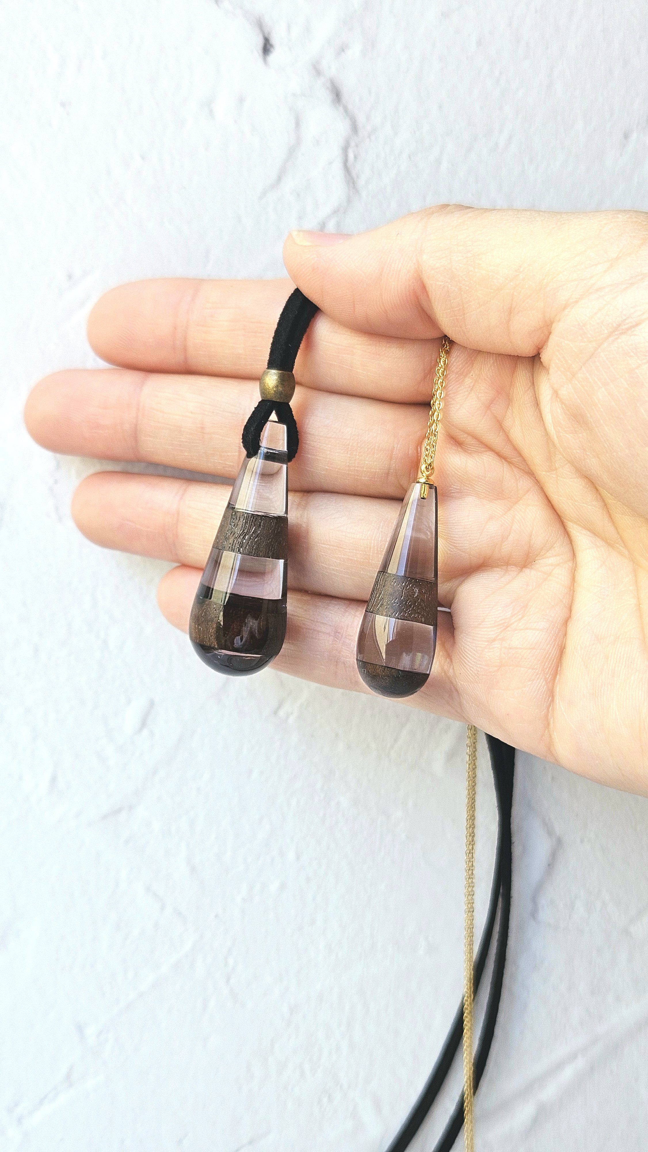 《ペア》ウッドレジンネックレス　天然木【クラロウォールナット】ユニセックス　うるつやな雫型　透明感