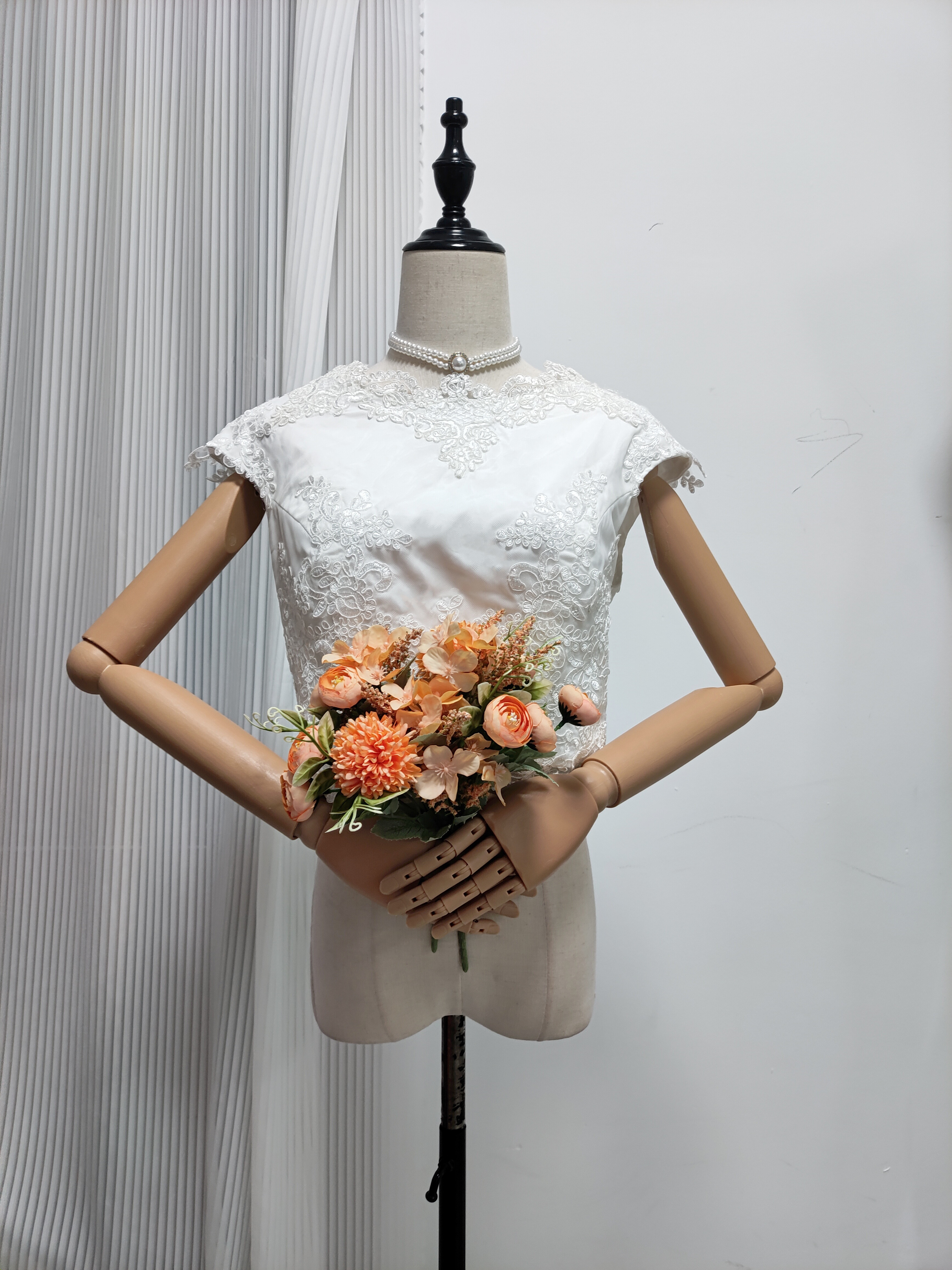 送料無料！ボレロ  くるみボタン   半袖  魅惑の花レース  オフホワイト  結婚式  ウェディングドレス