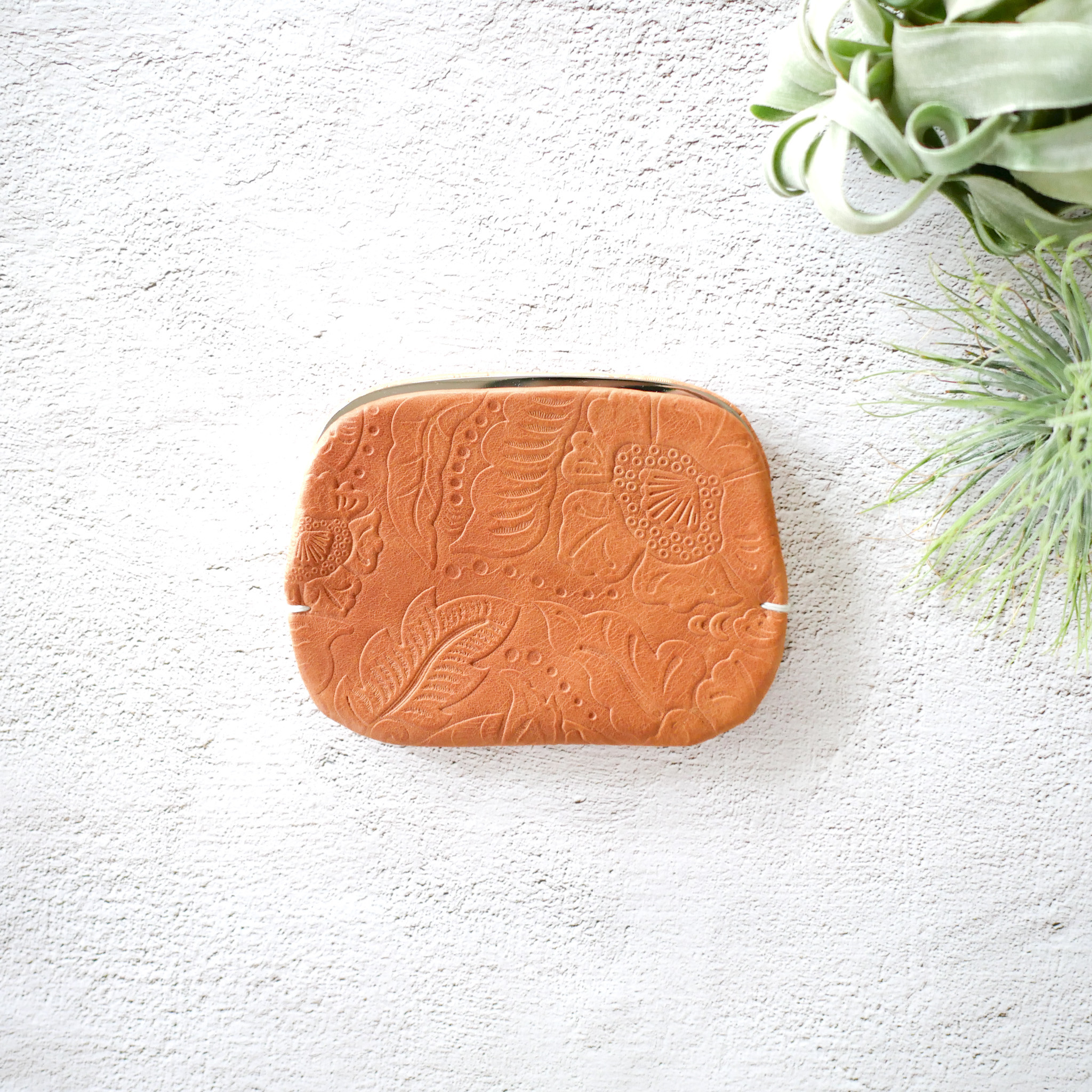 薄さが嬉しい！「ミニマムなスナップウォレット」型押ナチュラル