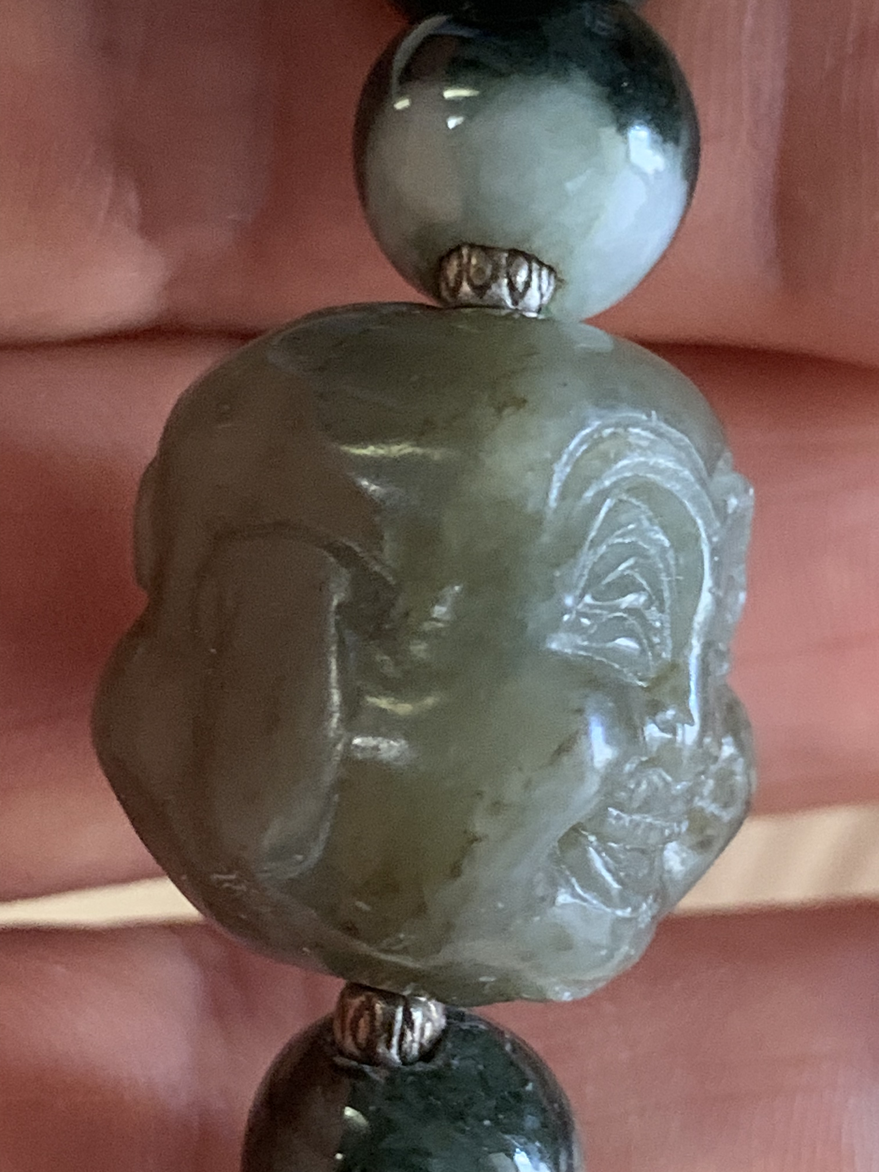 和田玉に弥勒佛様の双面彫珠と龍紋三眼緑天珠 と花緑色ミャンマー翡翠のブレスレット