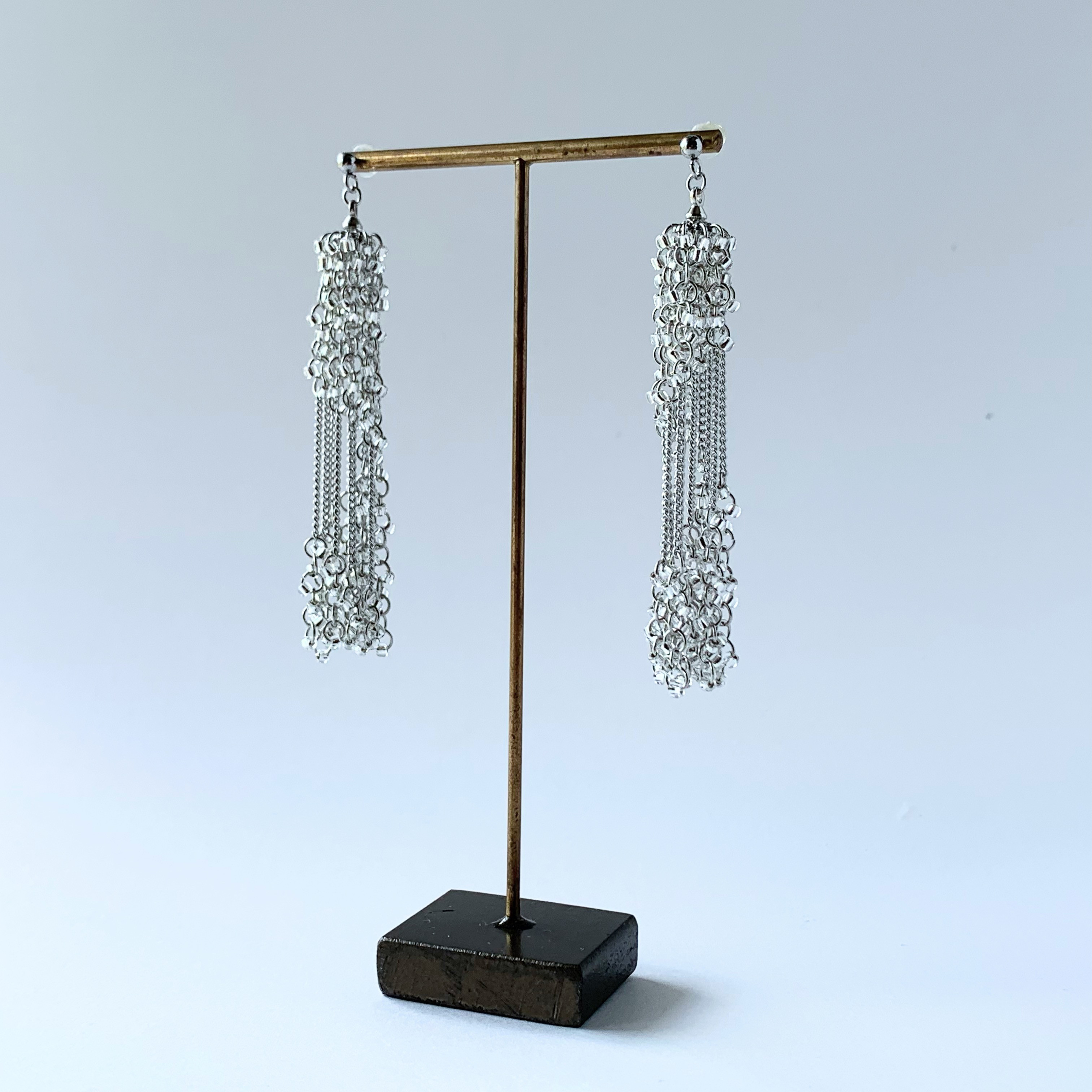 ガラスビーズとチェーンのロングピアス・イヤリング　クリア×シルバー