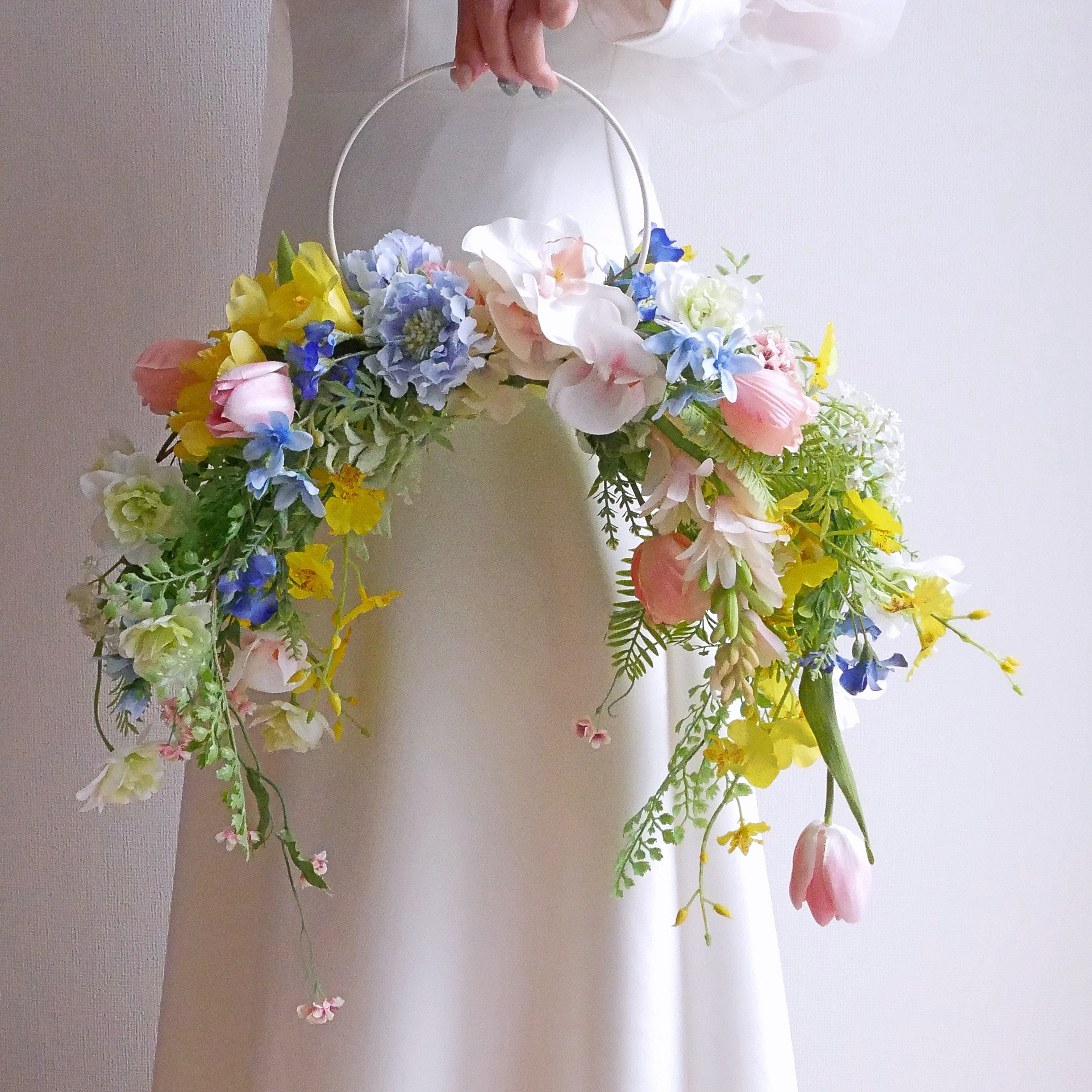 チューリップ×胡蝶蘭のフープブーケ　幸せ広がるイエロー×ピンク×ブルー*ウェディングブーケ