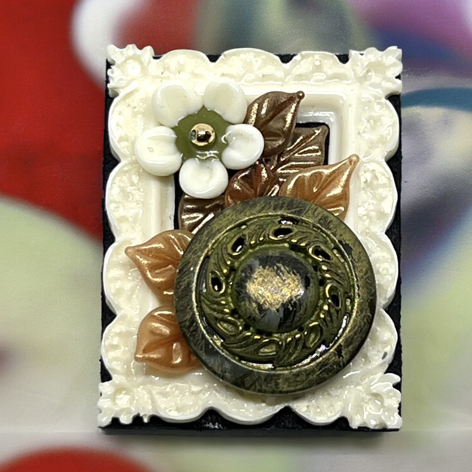 額縁に綴る物語 ー ヴィンテージボタンのアート刺繍ブローチ　l-bdzf001bro