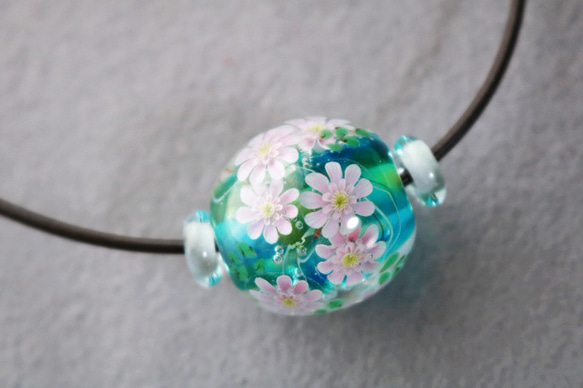 ☆秋SALE☆ガーベラのとんぼ玉（ガラス玉） ネックレス・ペンダント