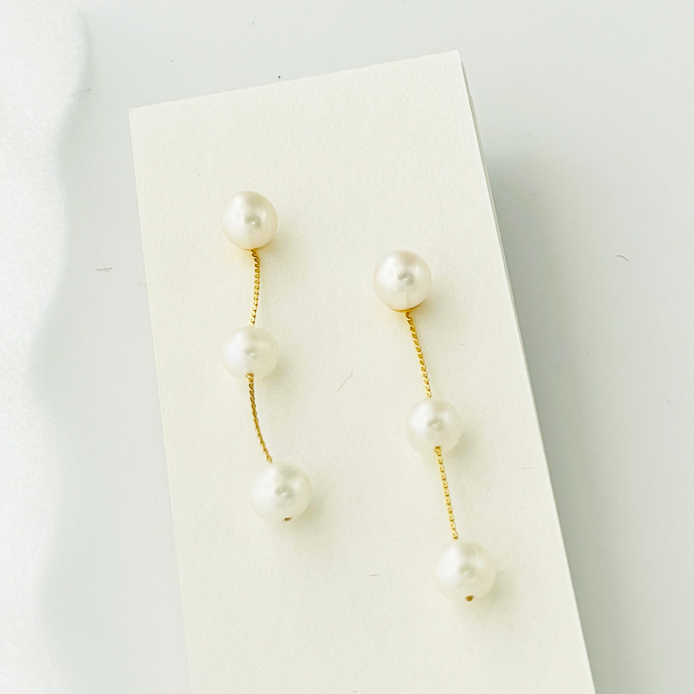 一粒ピアスにもなる　淡水パール3連ピアス