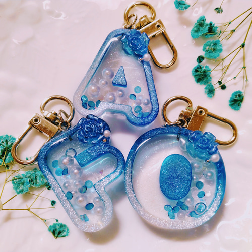 青薔薇のアルファベットシェイカーキーホルダー その他アクセサリー 