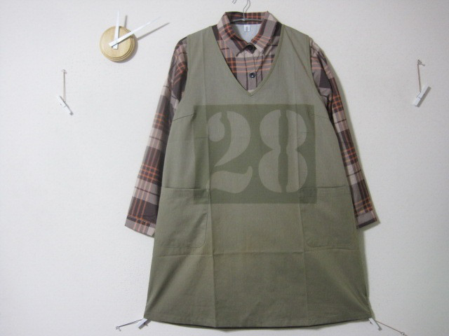 １点　ジャンスカ　ラージゼッケン【28】カーキ　カフェ／ガーデニング／キッチン／Ｖネック／ワーク／Ａライン／料理