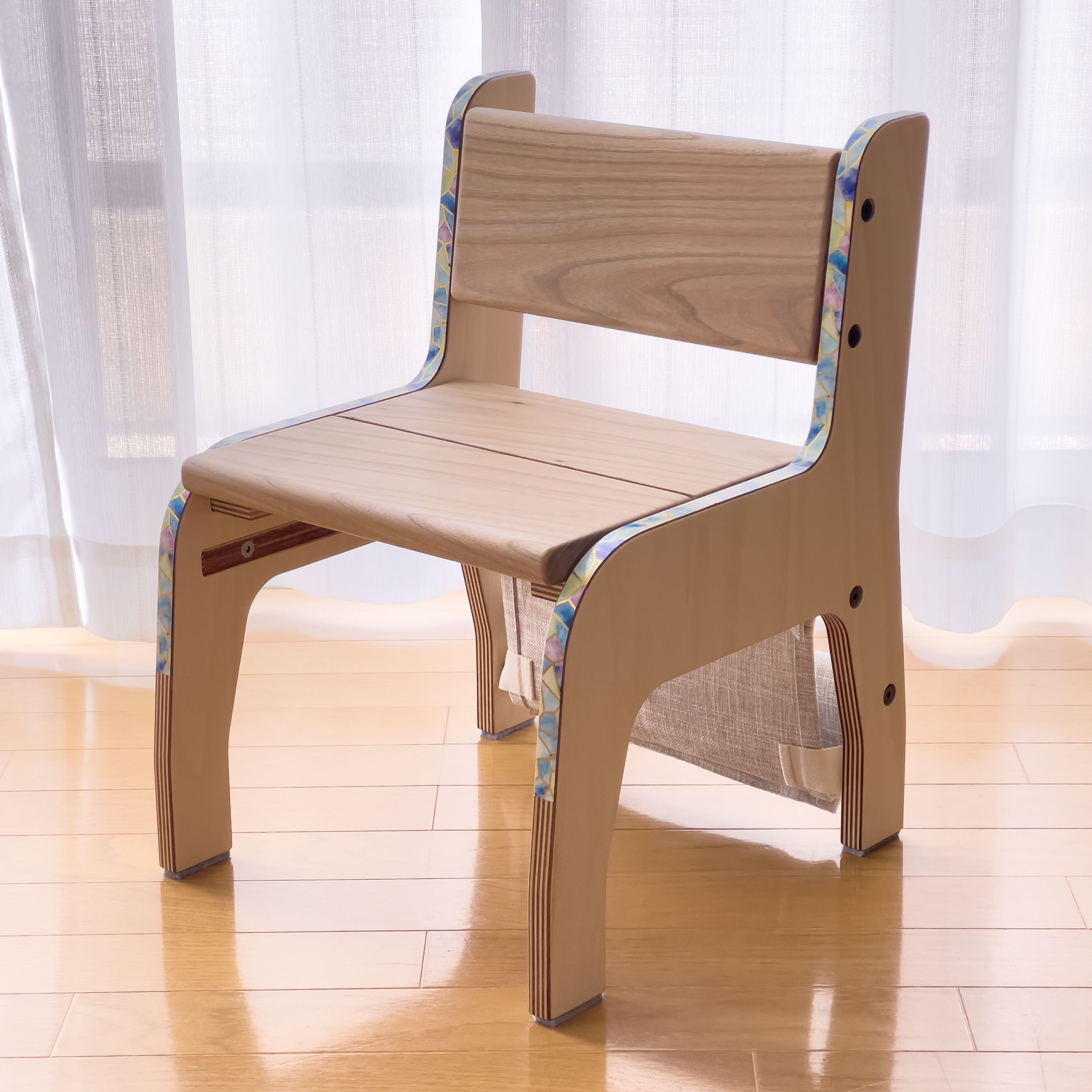 ポップ・エッジ・チェア -キラキラ箔が美しいキッズチェア・愛らしいステンドグラス模様と優しい木目・成長に合わせ高さ2段階 69,800円