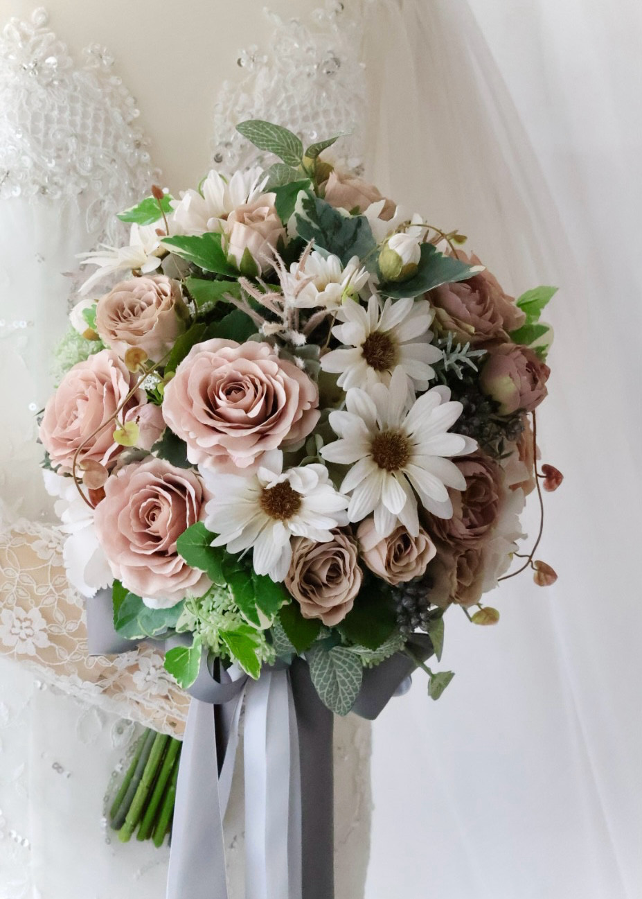 清楚で可憐なデージーとバラのラウンドクラッチブーケ 造花ウェディングブーケ