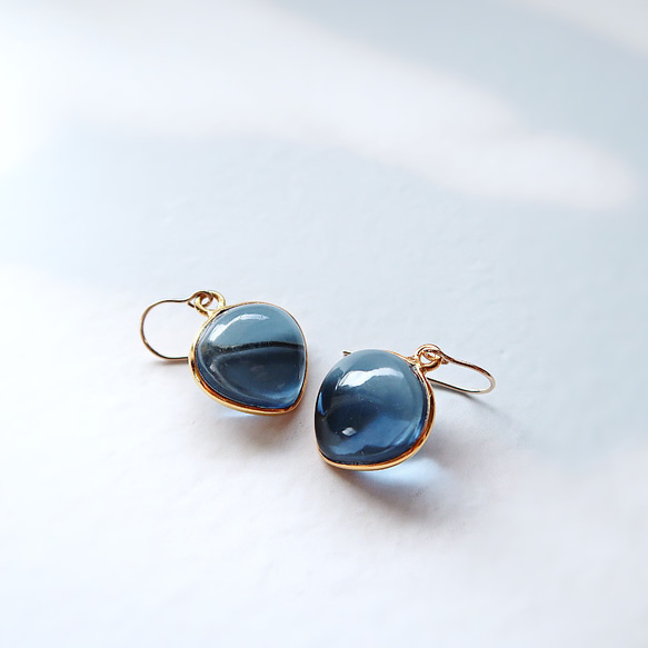 簡約現代心型耳環 / 三月生辰石 / 14K金堇青石心型耳環 / 低過敏性 第4張的照片