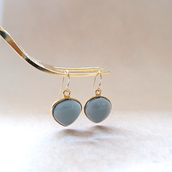 簡約現代心型耳環 / 三月生辰石 / 14K金堇青石心型耳環 / 低過敏性 第2張的照片