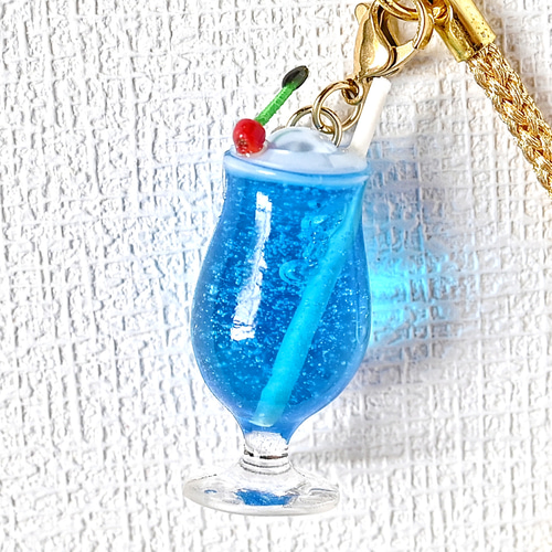 クリームソーダのストラップ 水色 青色 ブルー レトロ スマホ