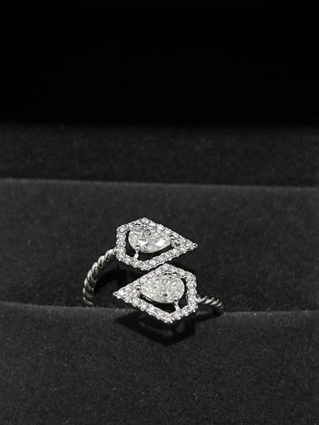 モアッサナイト  　モアサナイトリング  ゴールドジュエリー　真ん中6×4mm