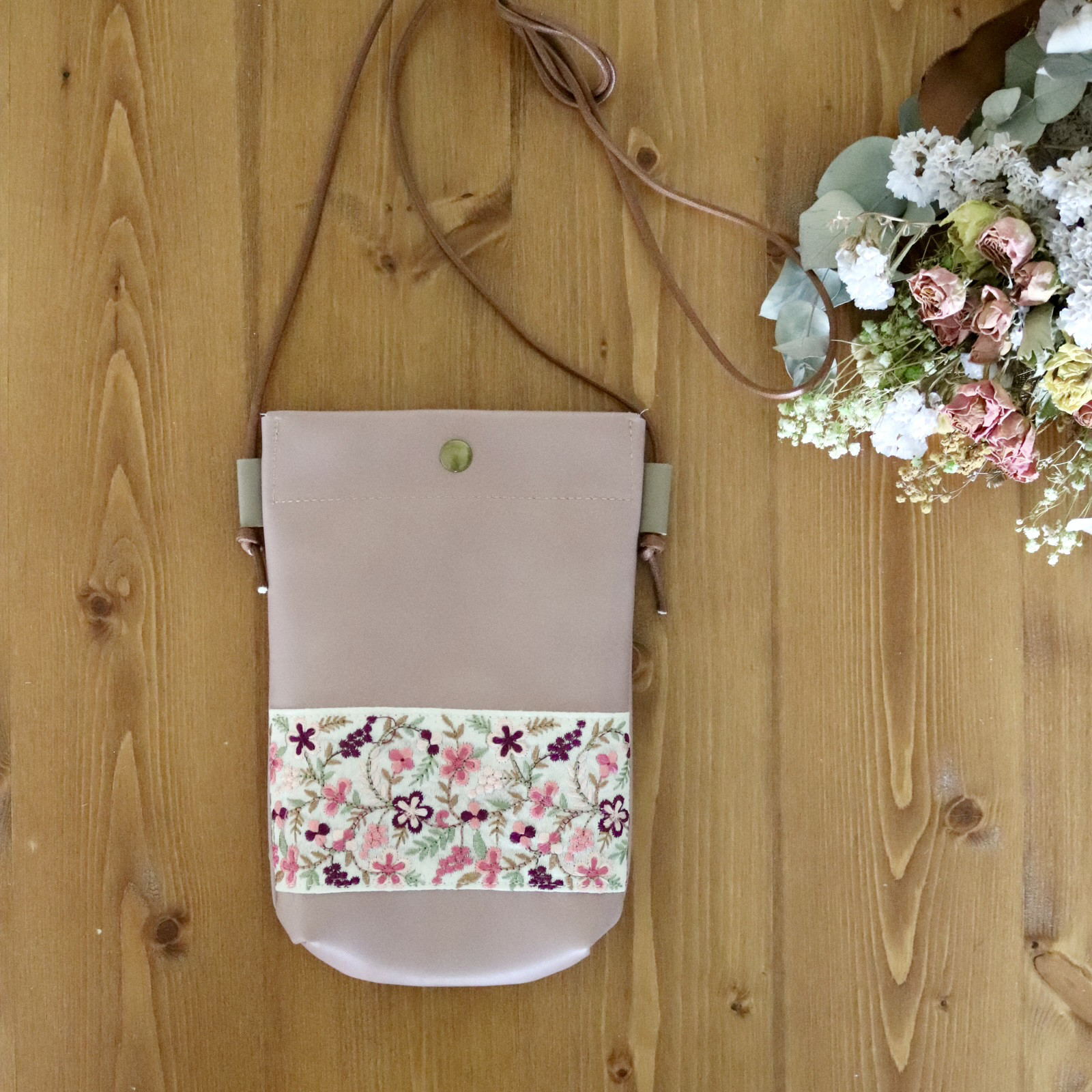 インド刺繍の本革スマホポシェット＊散歩が楽しい♪スマホホルダー＊サコッシュ＊ピンク＊レザー