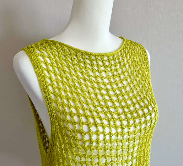 夏にピッタリ 透かし編みノースリーブニット 2枚目の画像