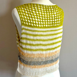 夏にピッタリ 透かし編みのカラフルノースリーブニット 7枚目の画像