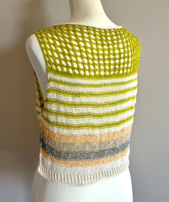 夏にピッタリ 透かし編みのカラフルノースリーブニット 7枚目の画像