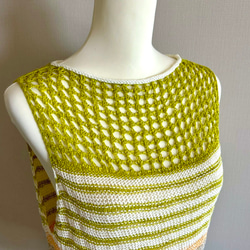 夏にピッタリ 透かし編みのカラフルノースリーブニット 2枚目の画像