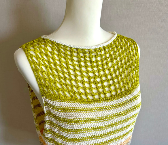 夏にピッタリ 透かし編みのカラフルノースリーブニット 2枚目の画像