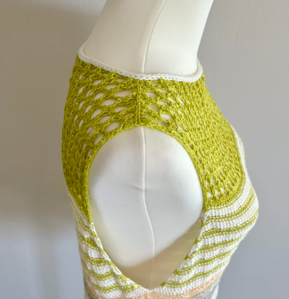 夏にピッタリ 透かし編みのカラフルノースリーブニット 6枚目の画像