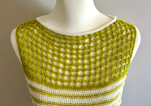 夏にピッタリ 透かし編みのカラフルノースリーブニット 4枚目の画像