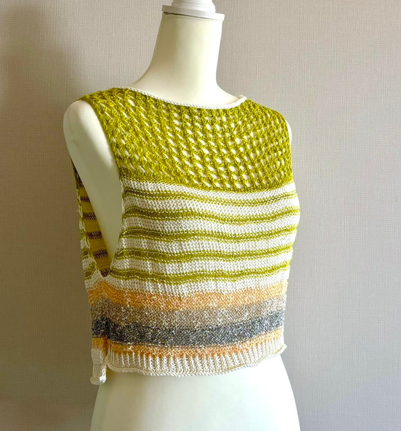 夏にピッタリ 透かし編みのカラフルノースリーブニット 1枚目の画像