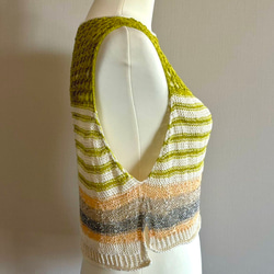 夏にピッタリ 透かし編みのカラフルノースリーブニット 5枚目の画像