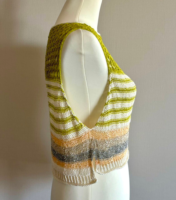 夏にピッタリ 透かし編みのカラフルノースリーブニット 5枚目の画像