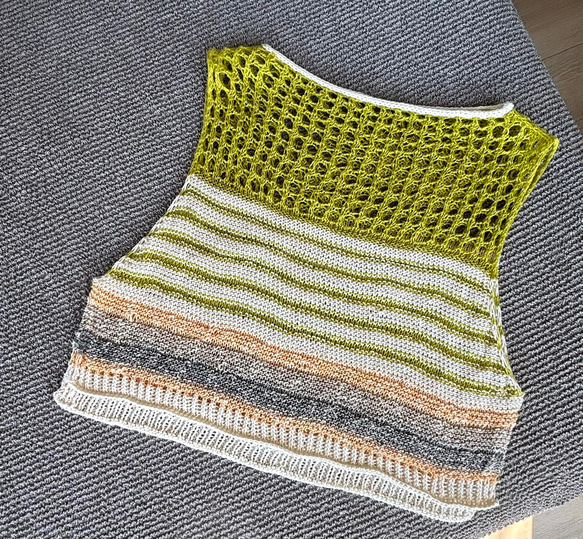 夏にピッタリ 透かし編みのカラフルノースリーブニット 8枚目の画像