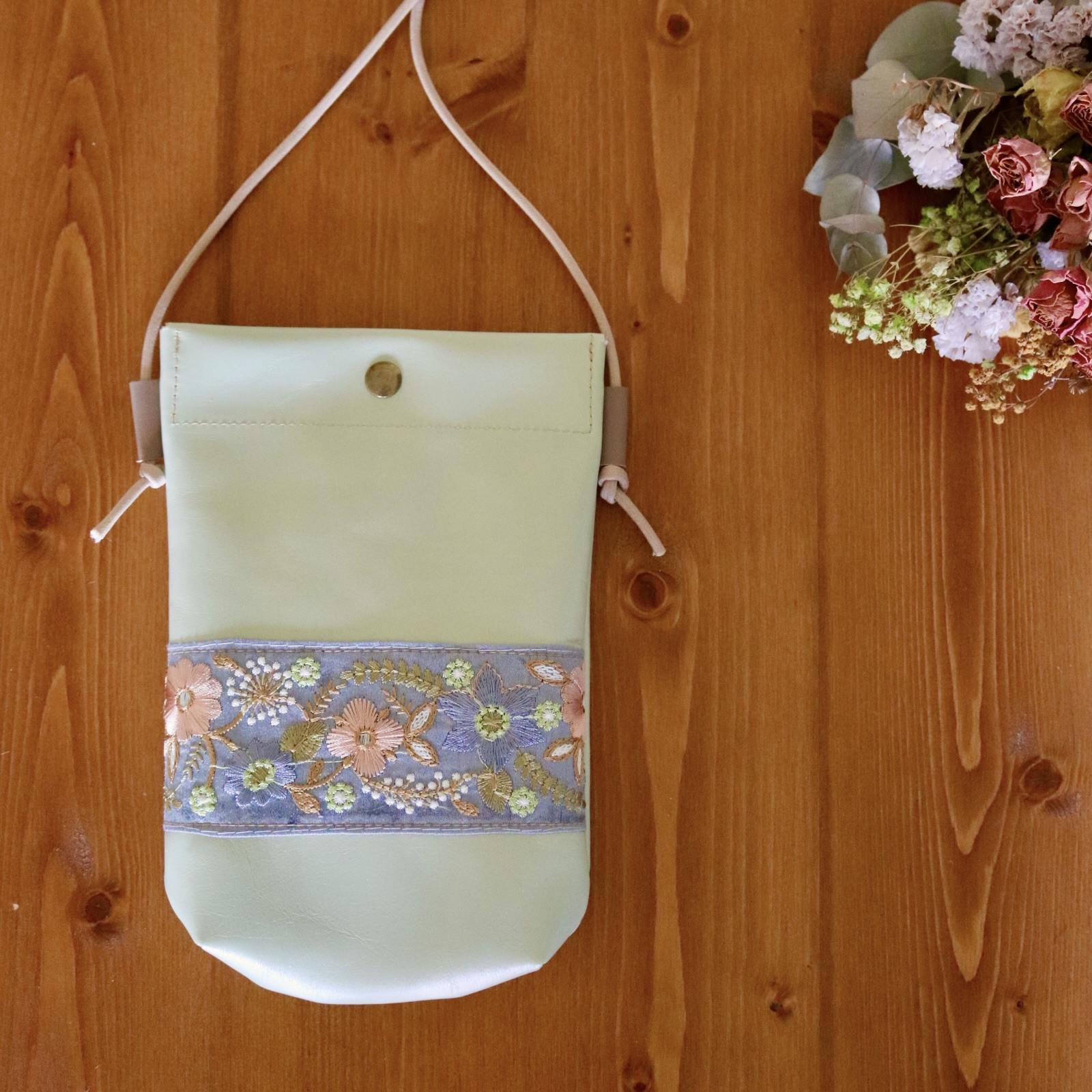 インド刺繍の本革スマホポシェット＊散歩が楽しい♪スマホホルダー＊サコッシュ＊ミントグリーン＊レザー