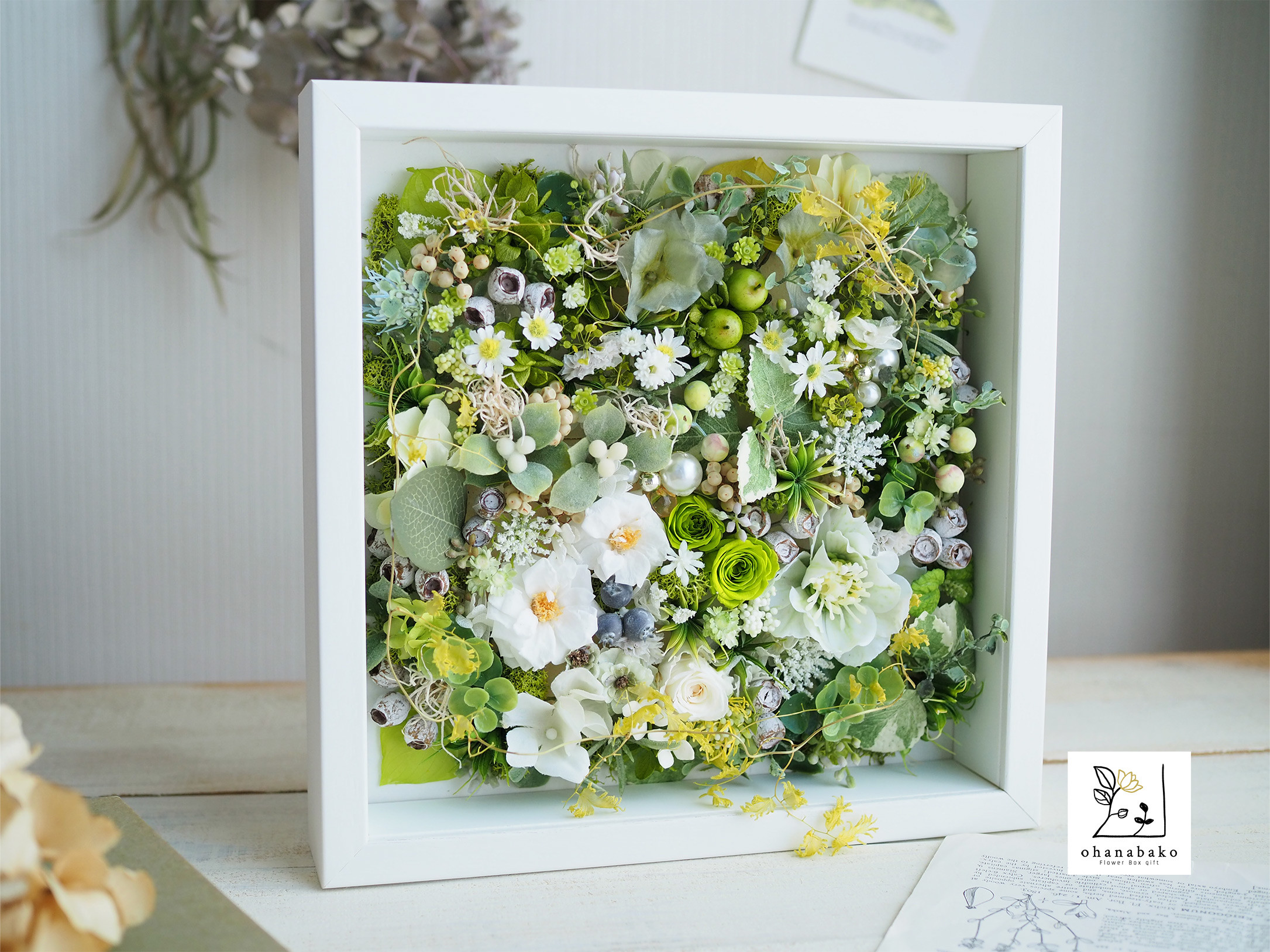 《特別な日のお祝い/誕生日/結婚祝い》プリザーブドフラワーとアーティフィシャルフラワーのグリーンカラーフレーム25cm