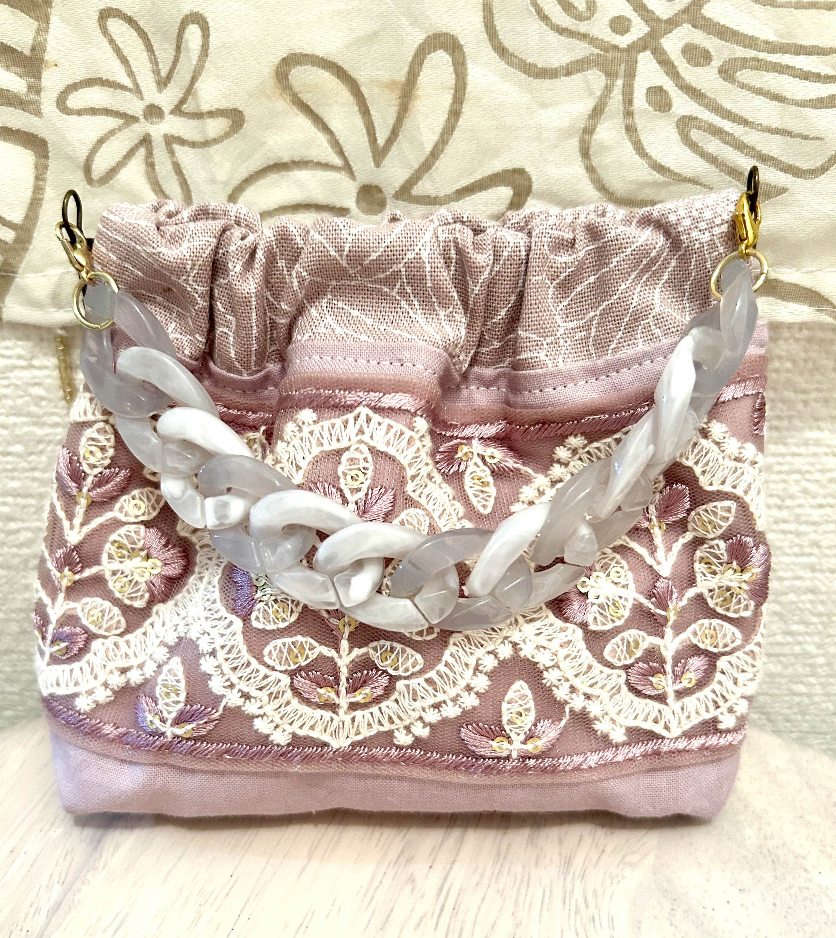 «512»◤完売致しました◢    バネ口ポーチ´-インド刺繍リボン´-スパンコール´-持ち手