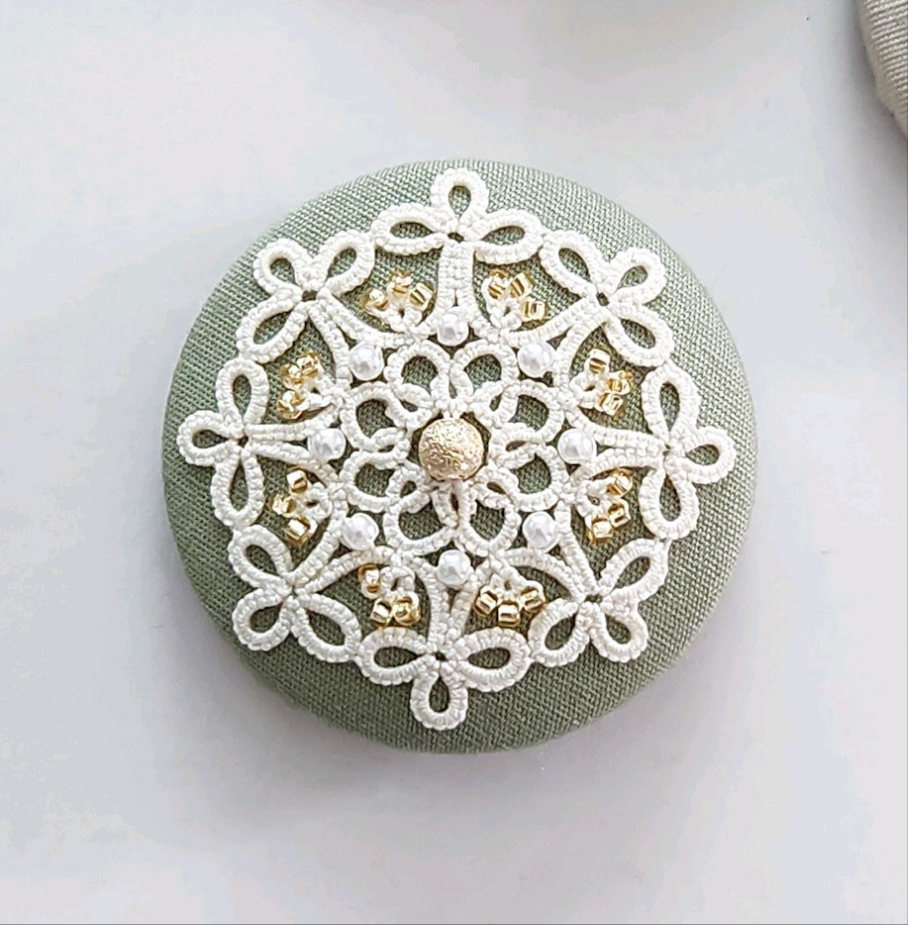 ブローチ 手編みレース　万華鏡　抹茶 くすみグリーン