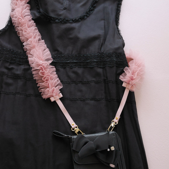 再販7回！大人気【即納】チュールとリボンのショルダーストラップ フリル リボン パール くすみピンク スマホショルダー 2枚目の画像