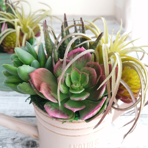 ピンク】じょうろ型ブリキポットのフェイクグリーン寄植え 人工観葉