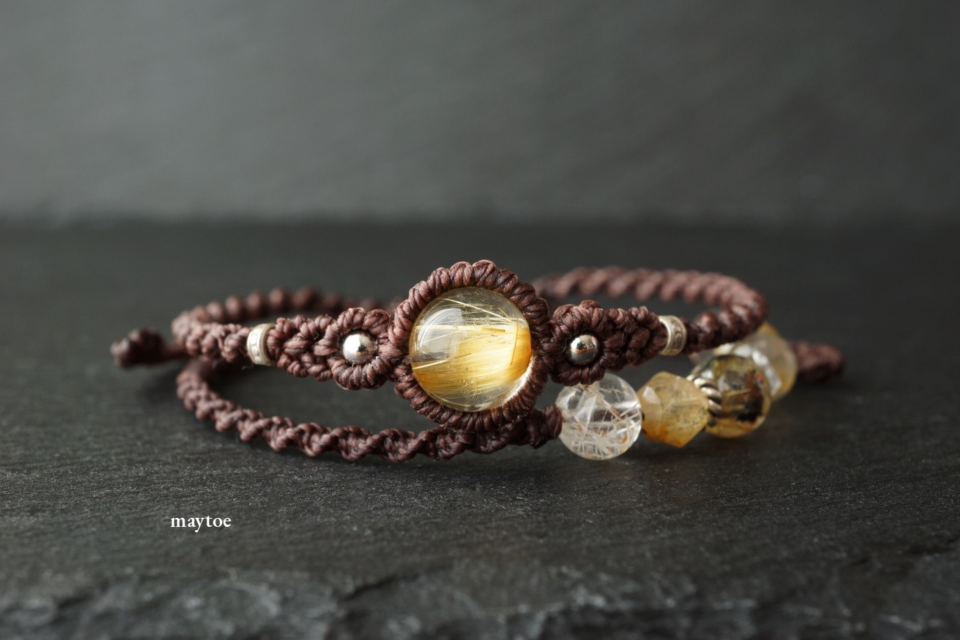 タイチンルチルクォーツの二重マクラメブレスレット