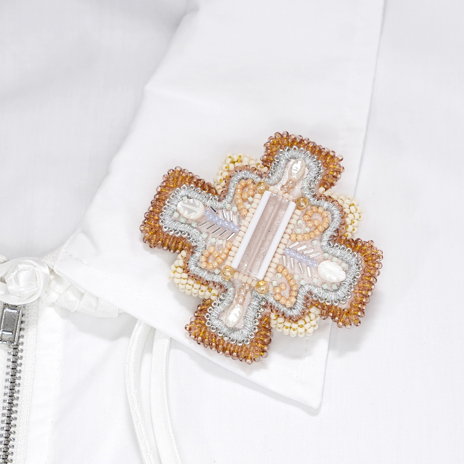 変形クロスのブローチ 6　ビーズ刺繍　一点もの　カラフル 　ピンク　オレンジ　サテン