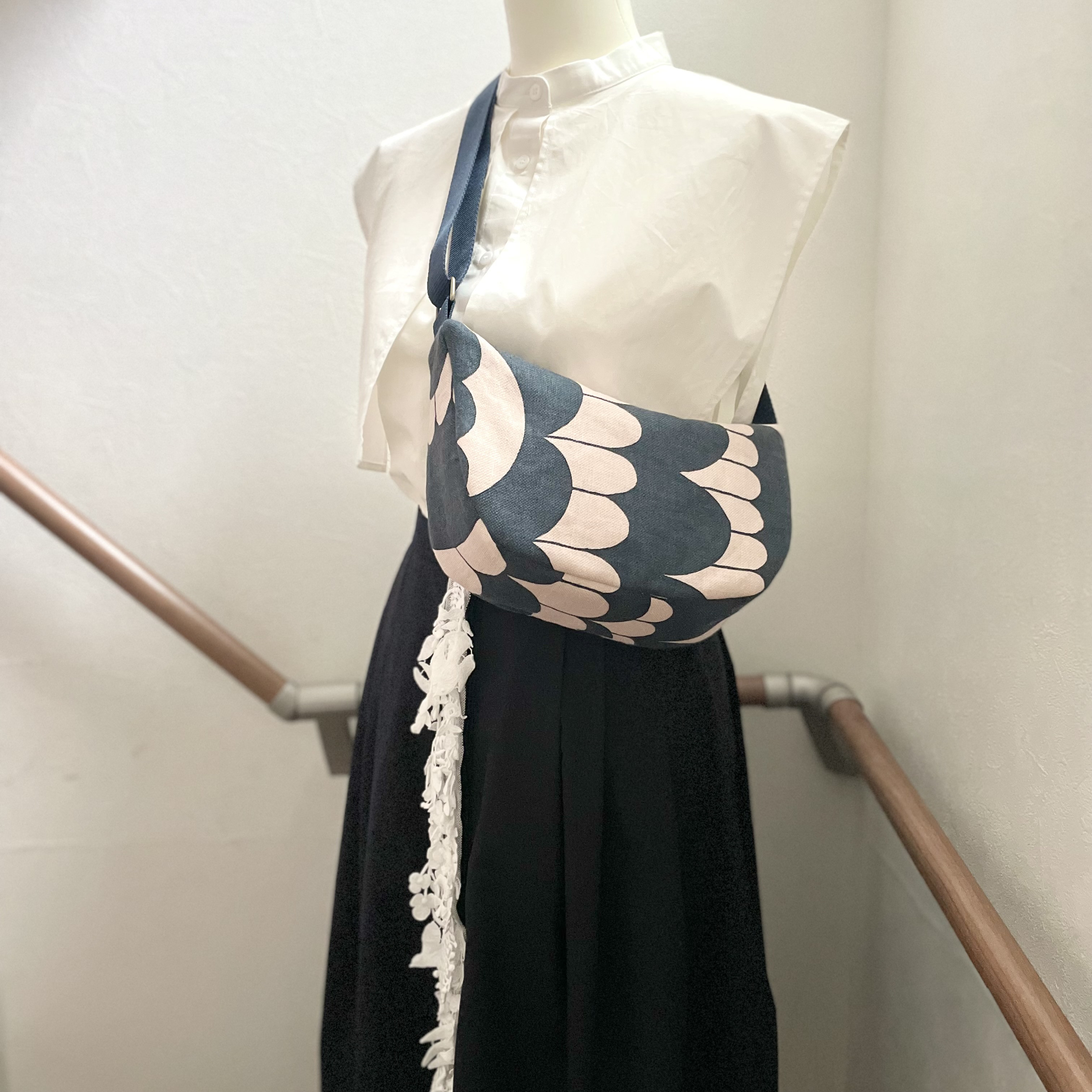 ⚮̈ミナペルホネン　からだにフィットするボディバッグ "Ｓ" sea lace charcoal