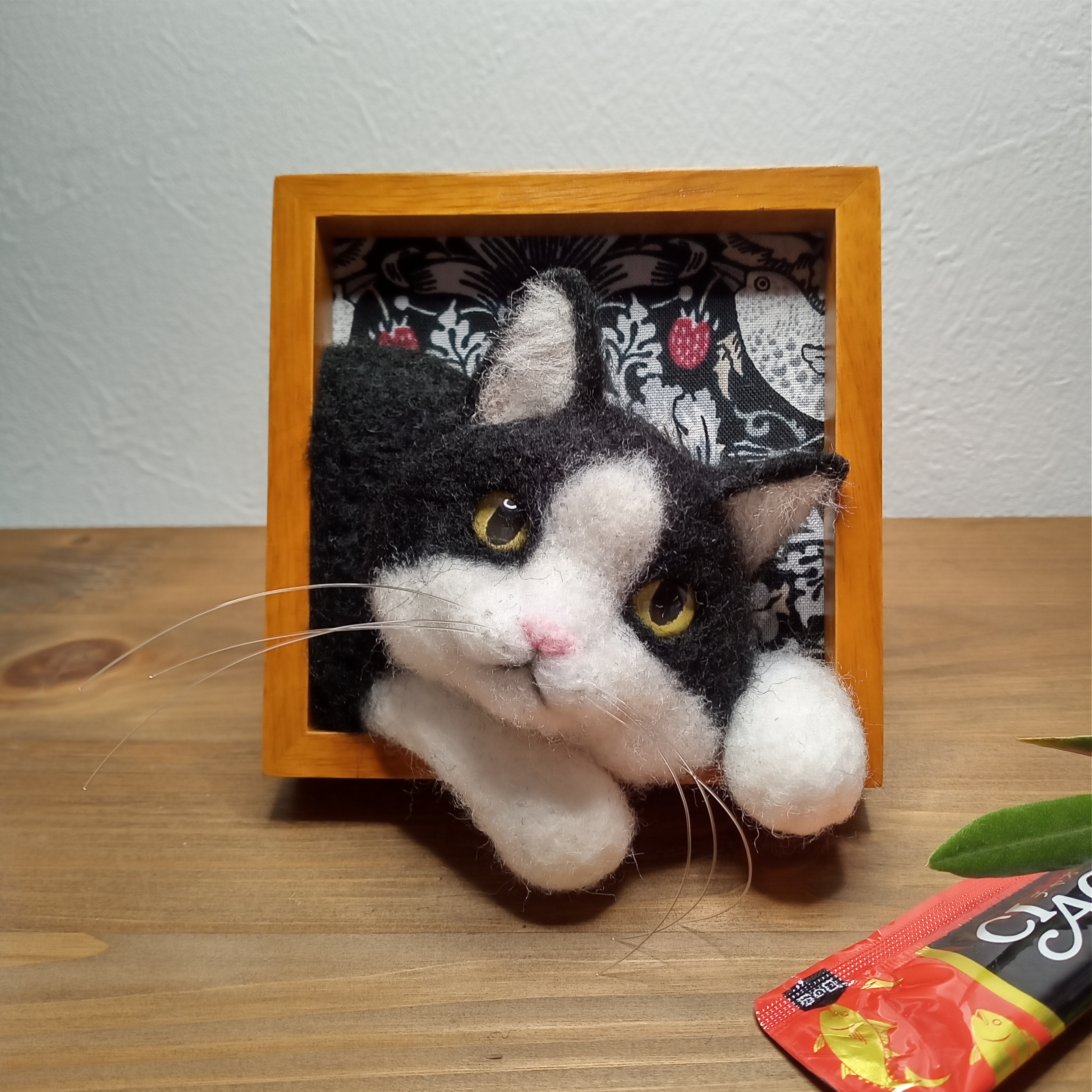 羊毛フェルト猫「窓辺の花」 - メルカリ