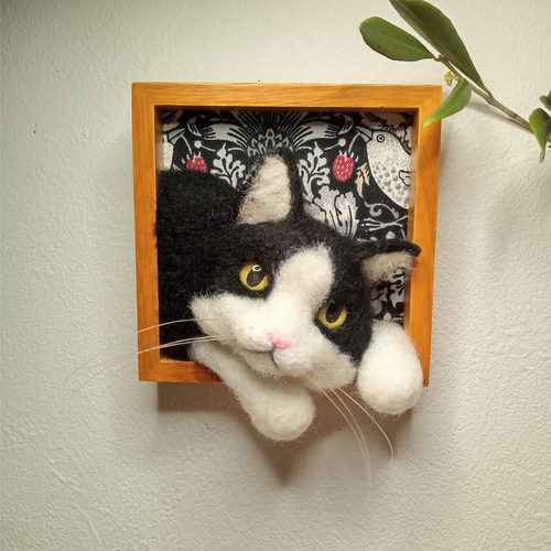 白黒ハチワレのフレーム猫 羊毛フェルト 猫 リアル ぬいぐるみ