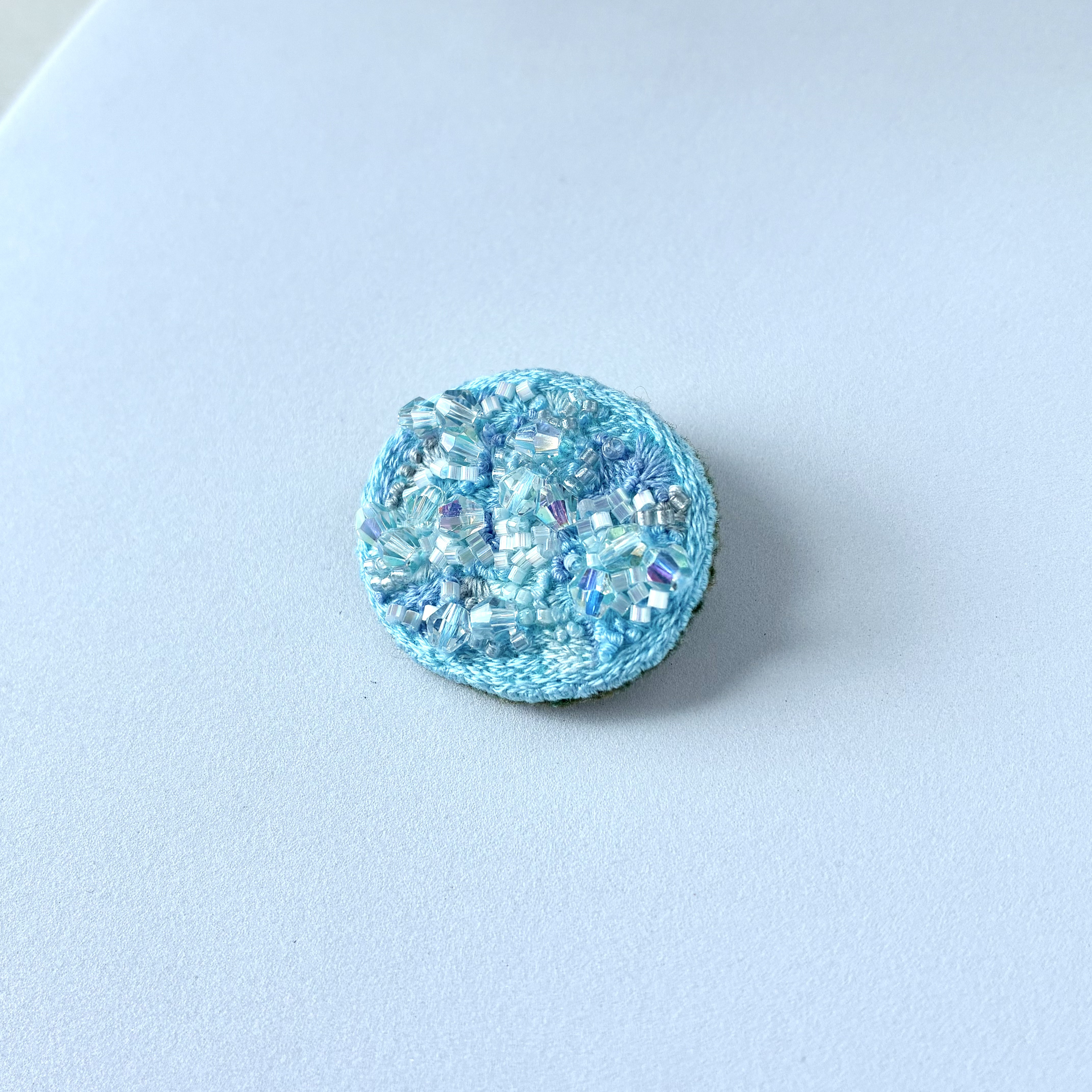 "prism / ﾌﾟﾘｽﾞﾑ summer blue color オーバル型刺繍ブローチ