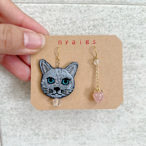 猫さん刺繍と2色のジューシーいちごピアスandイヤリング