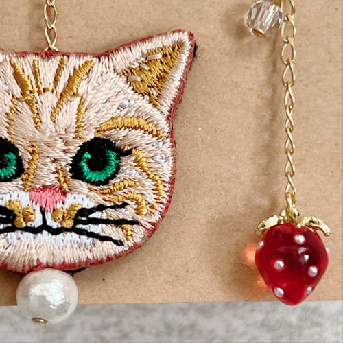 猫さん刺繍と2色のジューシーいちごピアスandイヤリング