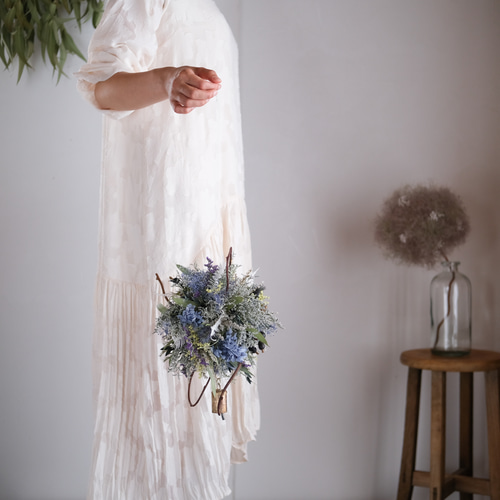 風を感じるブルーアジサイとスターチスのフライングボール＊ドライ